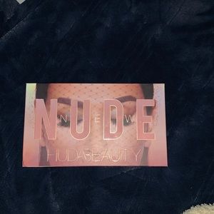 Huda beauty the new nude eyeshadow palette
